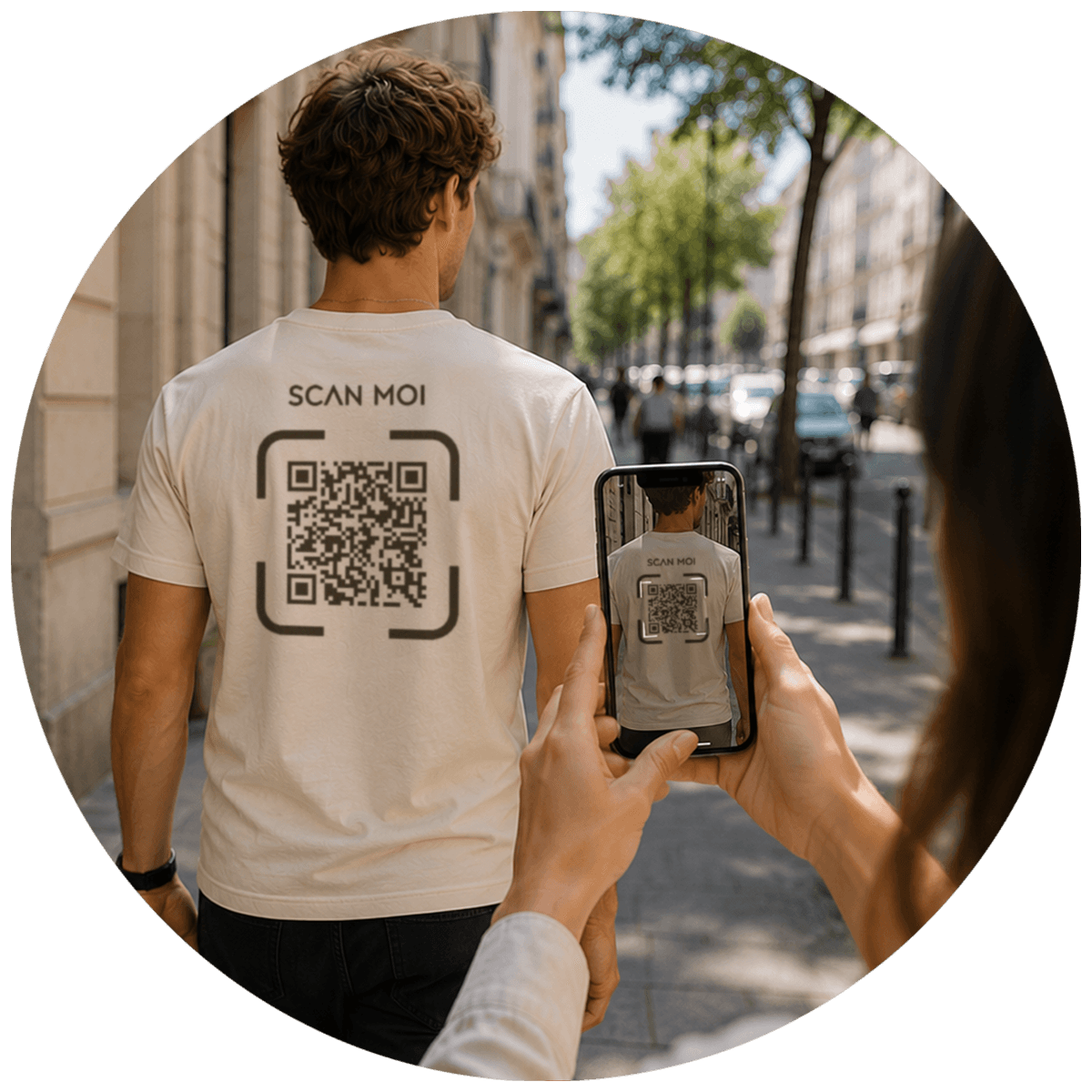 Une personne scanne le QR code au dos d’un T-shirt ScanMood